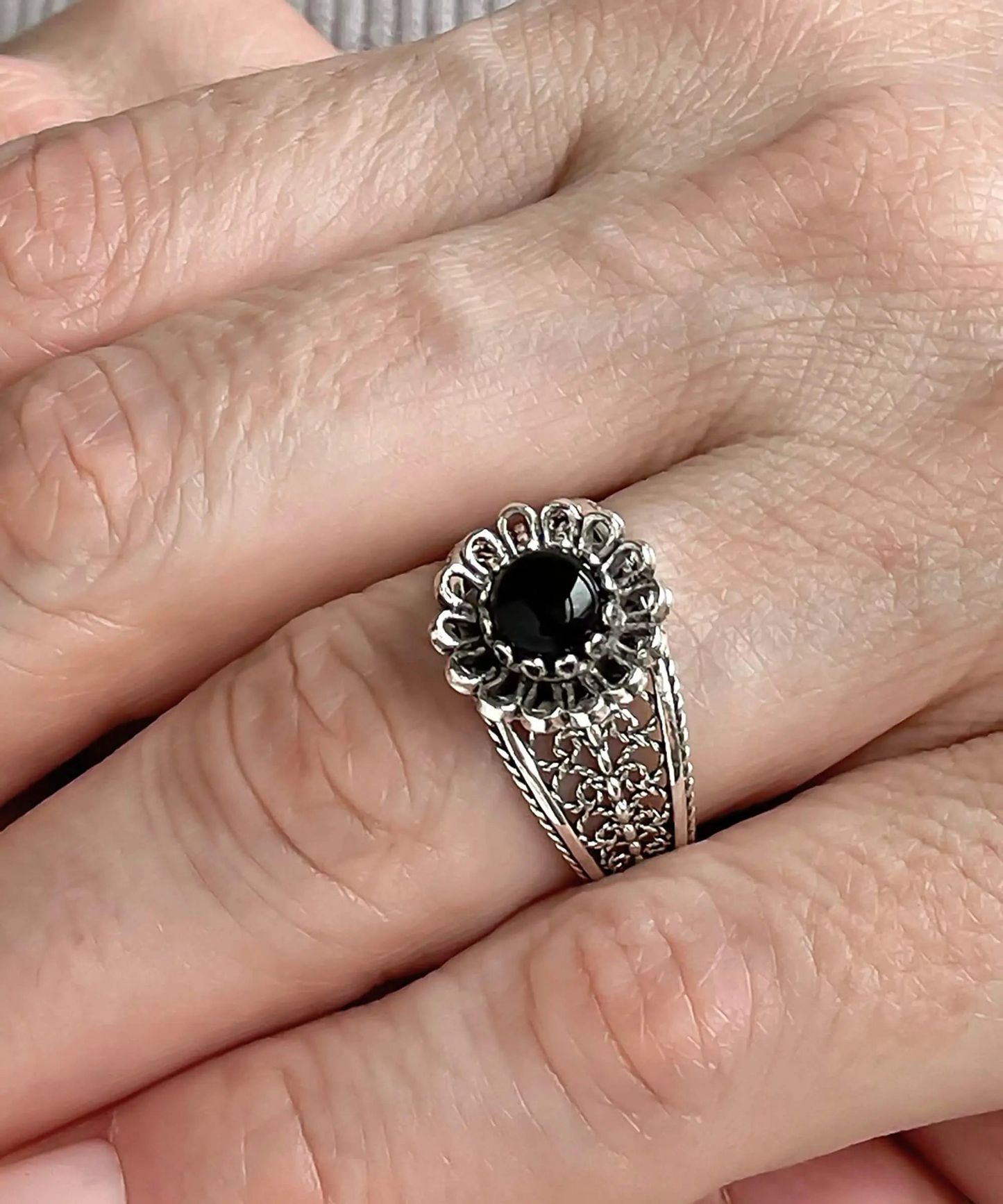 Daisy Figured Black Onyx Gemstone Filigree Art Women Silver Cocktail Ring